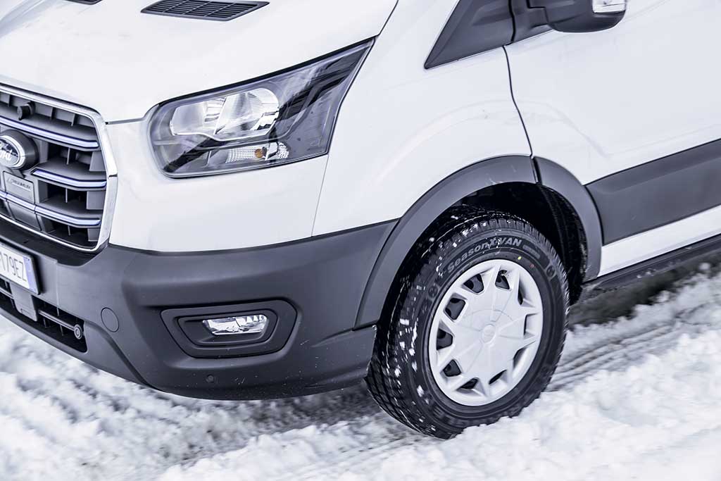 Triangle-TA702-SeasonX-Van-3